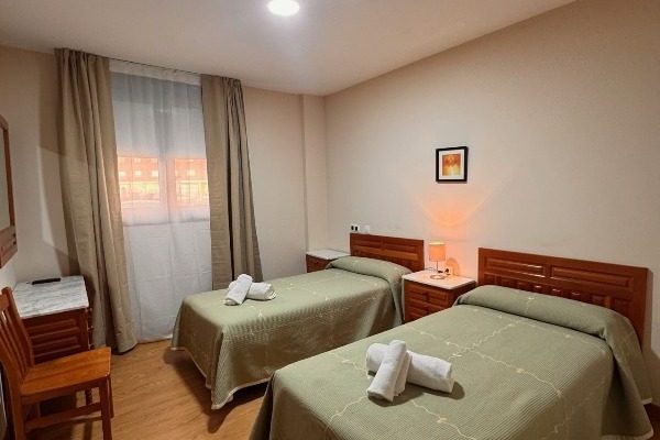 Hostal Merindades en Villarcayo 9 hostal-merindades-habitacion-dos-camas-03